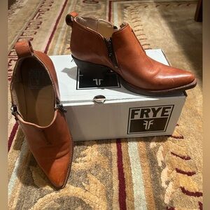 Frye Sacha Motto Shootie Cognac pointed toe booties size 8